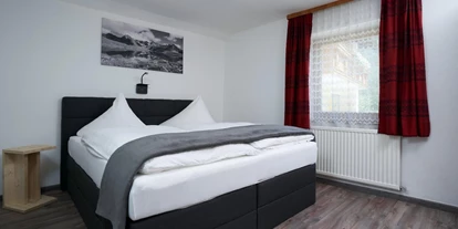 Monteurwohnung - Einzelbetten - Tirol - Doppelzimmer mit Bad - ALMAAR