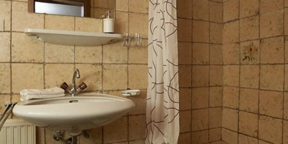 Monteurwohnung - Einzelbetten - Tirol - Badezimmer - ALMAAR