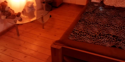 Monteurwohnung - PLZ 97342 (Deutschland) - Doppelbett Zimmer 2x 2 m im Haus Erste . kann nicht getrennt Bett gemacht werden  - Private Gäste Ferien Zimmer Appartement