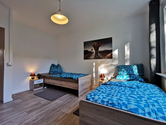 Monteurzimmer: Freundliches Schlafzimmer für zwei Personen mit Einzelbetten. - flex living -  Monteurwohnungen in Freiberg