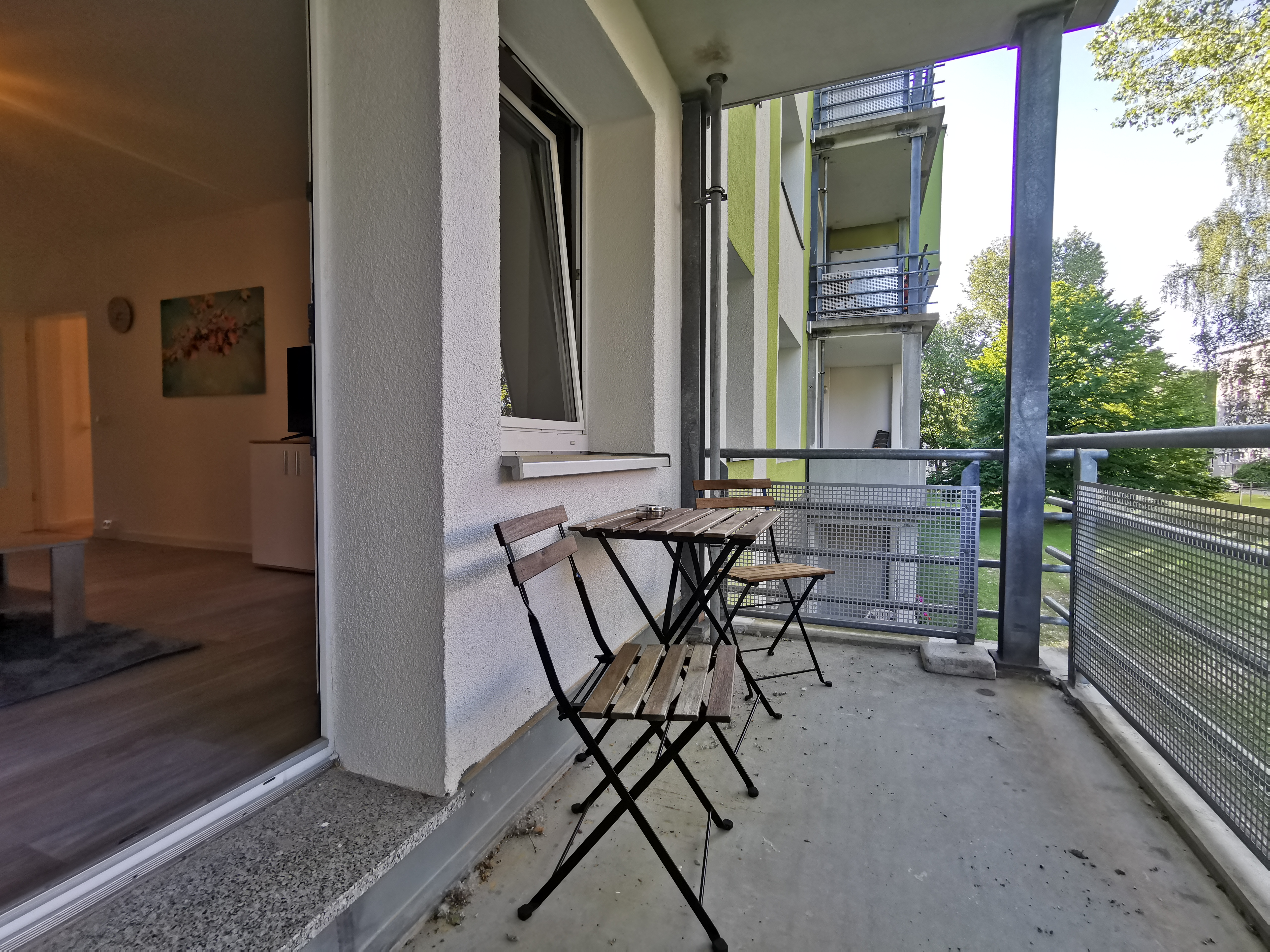 Monteurzimmer: Ein kleiner Balkon zum Entspannen und für frische Luft. - flex living -  Monteurwohnungen in Freiberg