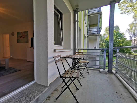 Monteurzimmer: Ein kleiner Balkon zum Entspannen und für frische Luft. - flex living -  Monteurwohnungen in Freiberg