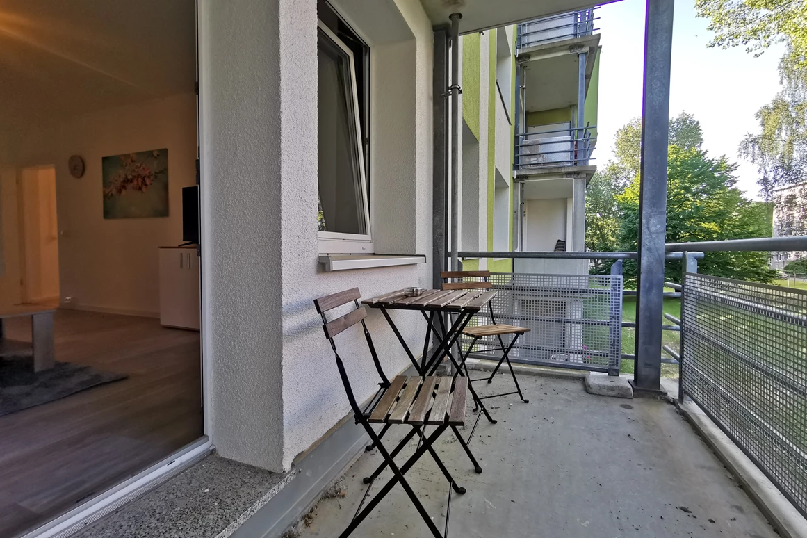 Monteurzimmer: Ein kleiner Balkon zum Entspannen und für frische Luft. - flex living -  Monteurwohnungen in Freiberg