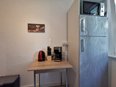 Monteurzimmer: Komplett ausgestattete Küche mit Kühlschrank, Mikrowelle, Kaffeemaschine, Backofen, Herd & mehr ... - flex living -  Monteurwohnungen in Freiberg