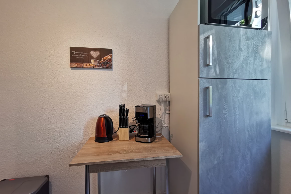 Monteurzimmer: Komplett ausgestattete Küche mit Kühlschrank, Mikrowelle, Kaffeemaschine, Backofen, Herd & mehr ... - flex living -  Monteurwohnungen in Freiberg