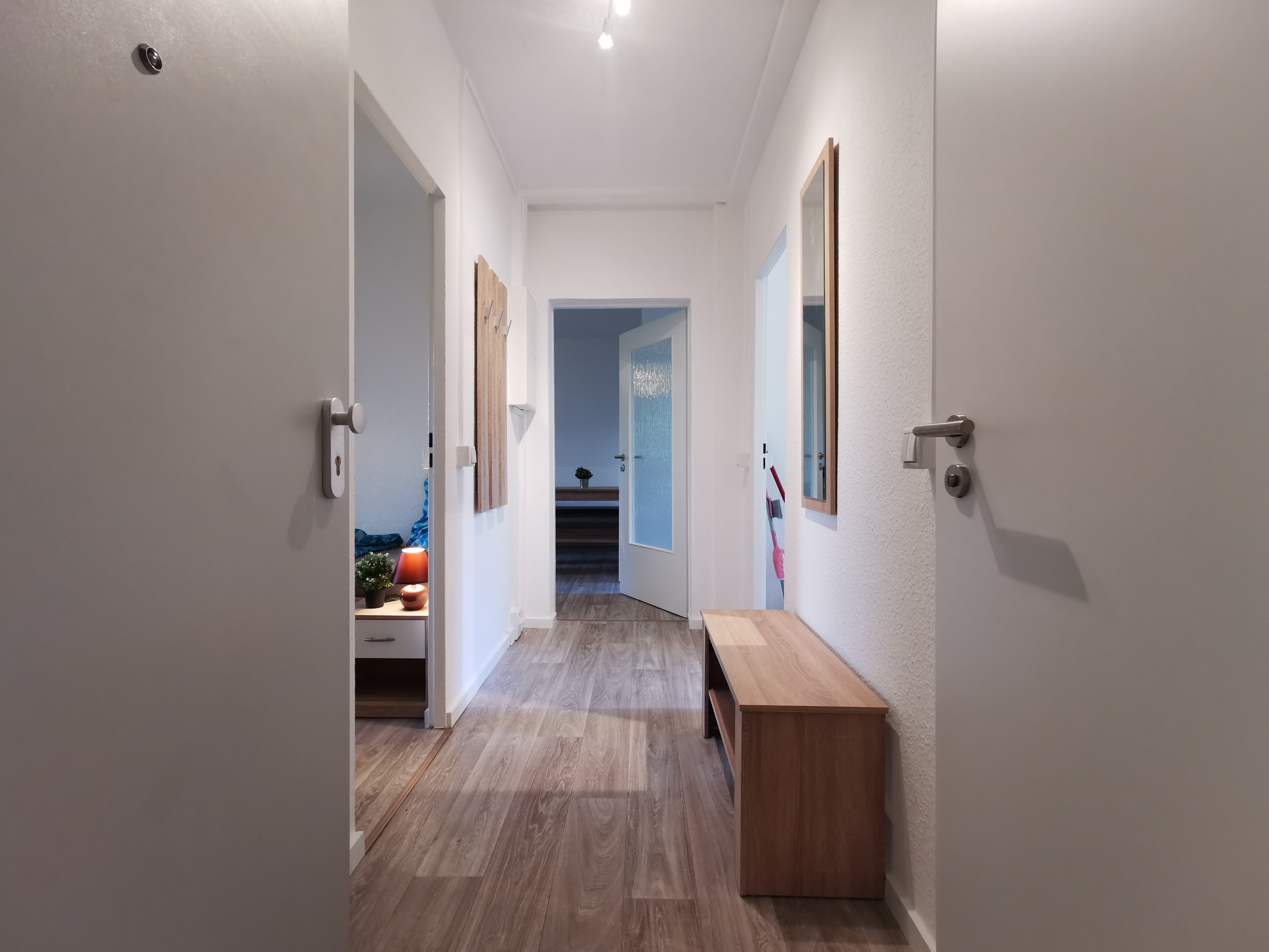 Monteurzimmer: Ein geräumiger Flur heißt Sie willkommen in Ihrer Unterkunft bei der flex living GmbH. - flex living -  Monteurwohnungen in Freiberg