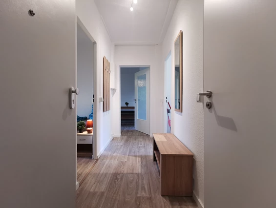 Monteurzimmer: Ein geräumiger Flur heißt Sie willkommen in Ihrer Unterkunft bei der flex living GmbH. - flex living -  Monteurwohnungen in Freiberg