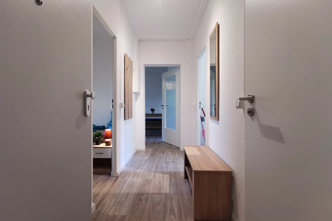 Monteurzimmer: Ein geräumiger Flur heißt Sie willkommen in Ihrer Unterkunft bei der flex living GmbH. - flex living -  Monteurwohnungen in Freiberg