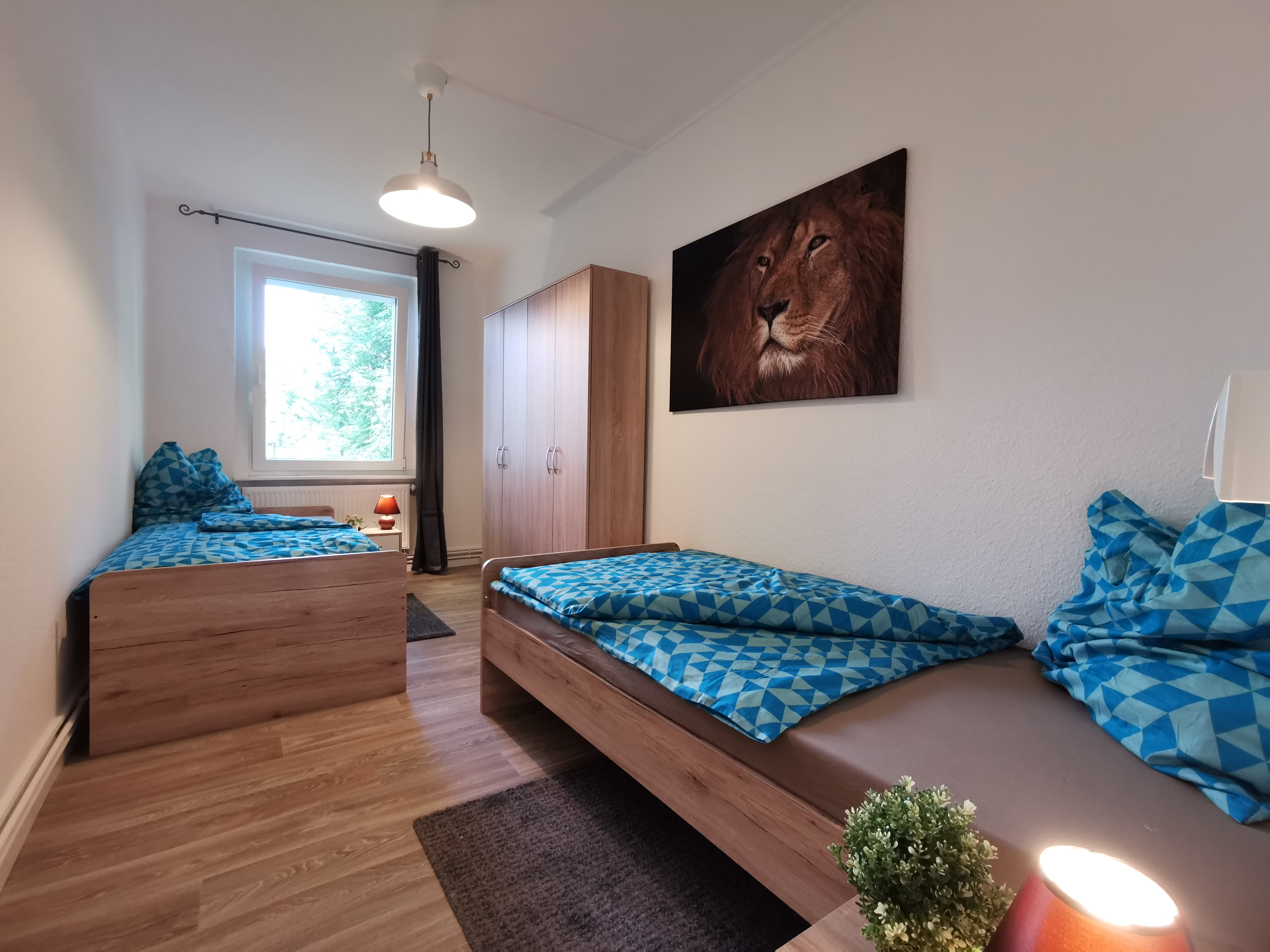 Monteurwohnung - TV - Elbeland - helles Schlafzimmer mit genug Stauraum und separaten Betten. - flex living -  Monteurwohnungen in Freiberg