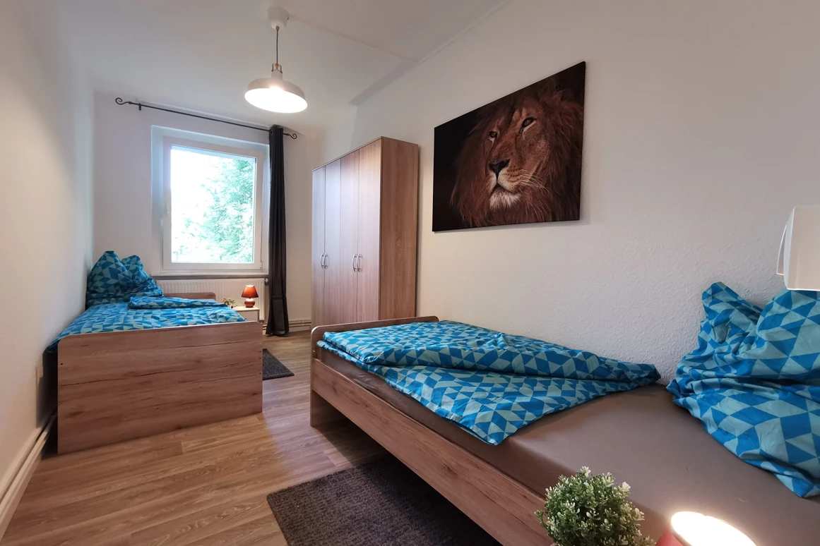 Monteurzimmer: helles Schlafzimmer mit genug Stauraum und separaten Betten. - flex living -  Monteurwohnungen in Freiberg