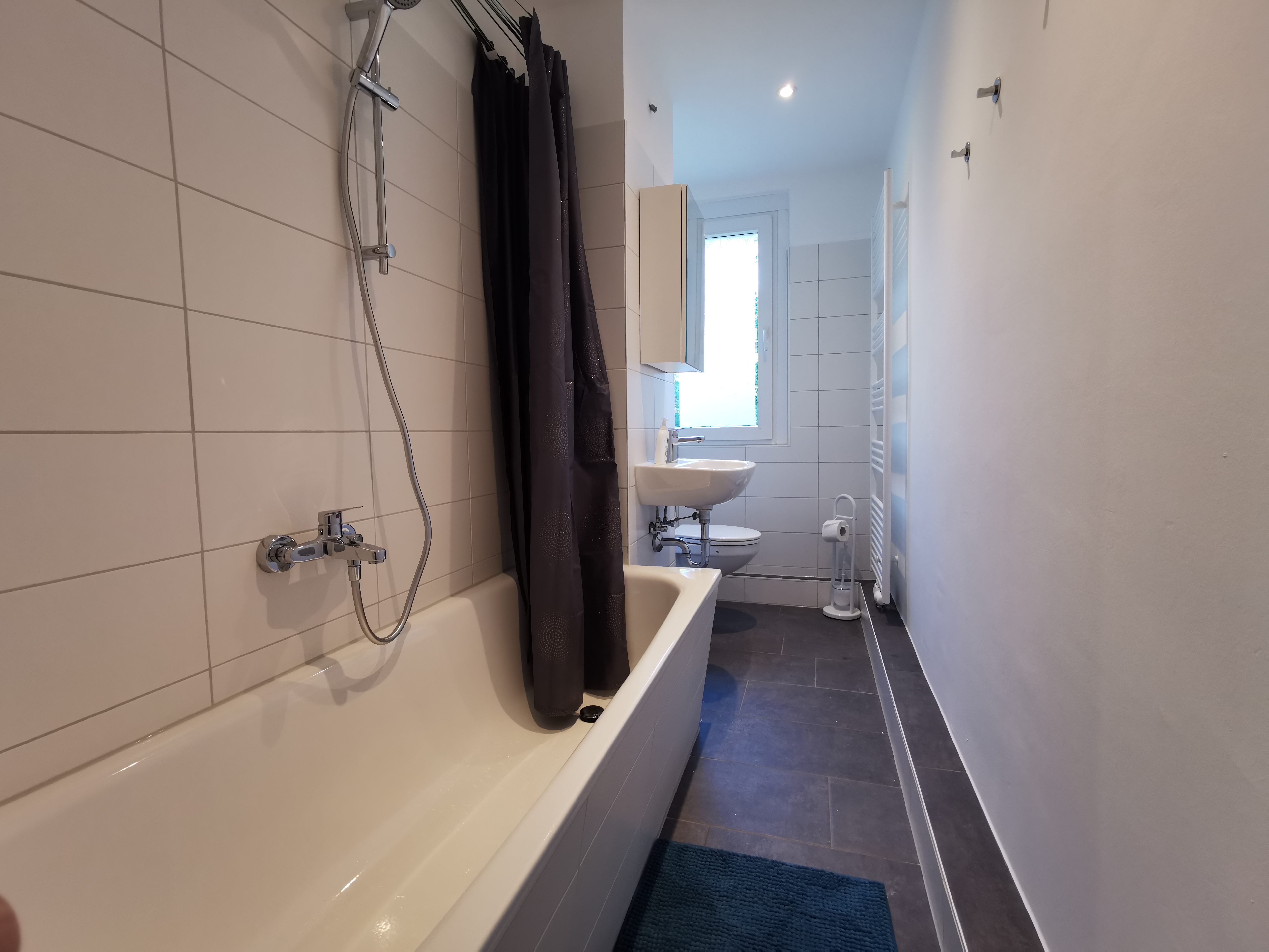 Monteurzimmer: Helles Badezimmer mit Badewanne zum Baden oder Duschen. - flex living -  Monteurwohnungen in Freiberg