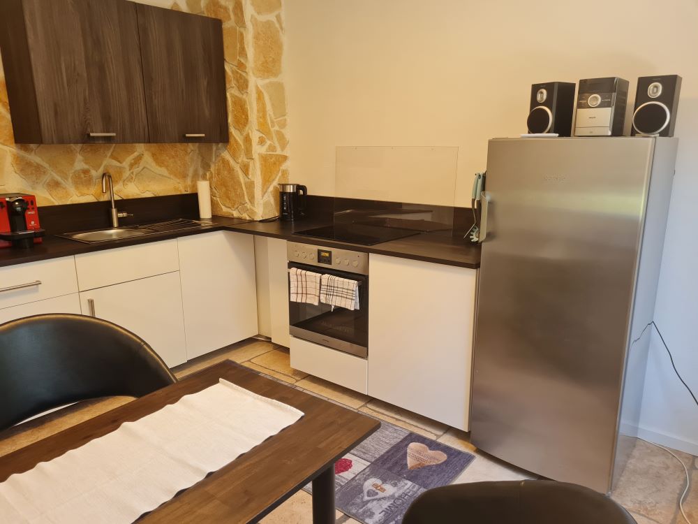 Monteurwohnung - Zimmertyp: Mehrbettzimmer - Hessen - Voll eingerichtete Küche mit Essbereich für bis zu 4 Personen - Monteurwohnung, Monteurunterkunft - Nähe Frankfurt/Hanau