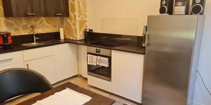 Monteurwohnung - PLZ 63538 (Deutschland) - Voll eingerichtete Küche mit Essbereich für bis zu 4 Personen - Monteurwohnung, Monteurunterkunft - Nähe Frankfurt/Hanau