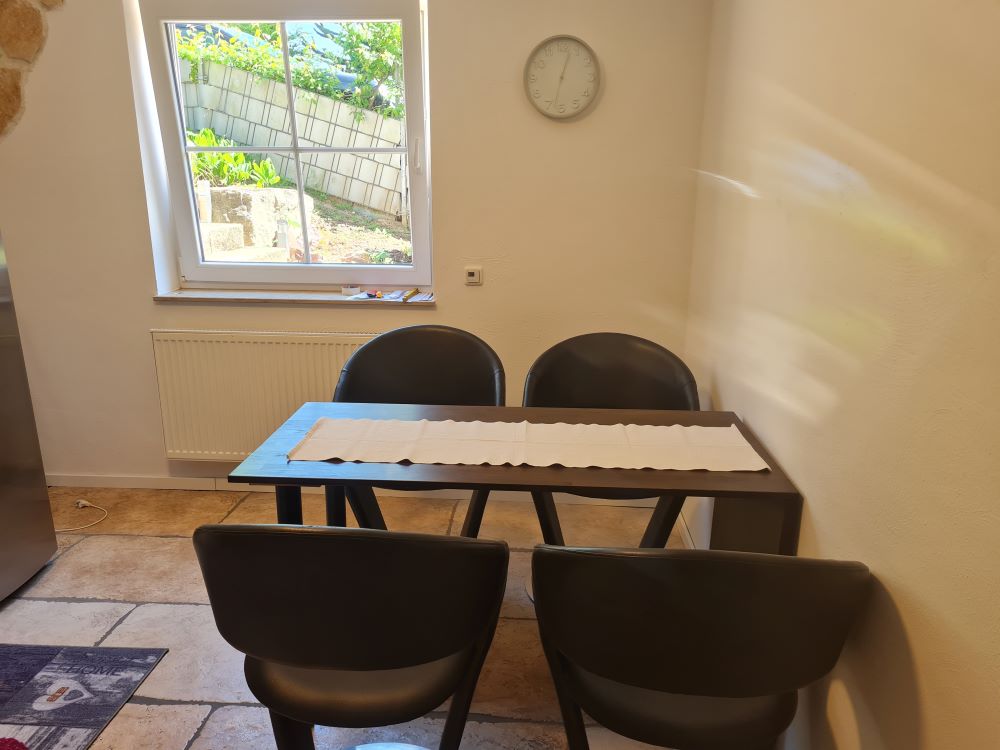 Monteurwohnung - Zimmertyp: Mehrbettzimmer - Hessen - Essbereich in der Küche - Monteurwohnung, Monteurunterkunft - Nähe Frankfurt/Hanau