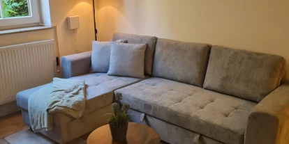 Monteurwohnung - PLZ 63538 (Deutschland) - Wohnzimmer mit Ausziehcouch - Monteurwohnung, Monteurunterkunft - Nähe Frankfurt/Hanau