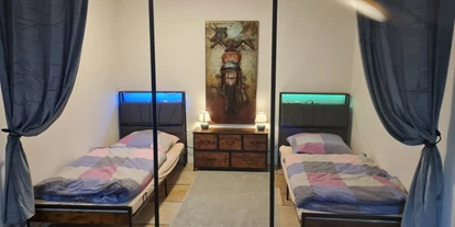 Monteurwohnung - PLZ 63538 (Deutschland) - Schlafbereich im Wohnzimmer mit zwei getrennten Betten und Sichtschutz zum Wohnbereich - Monteurwohnung, Monteurunterkunft - Nähe Frankfurt/Hanau