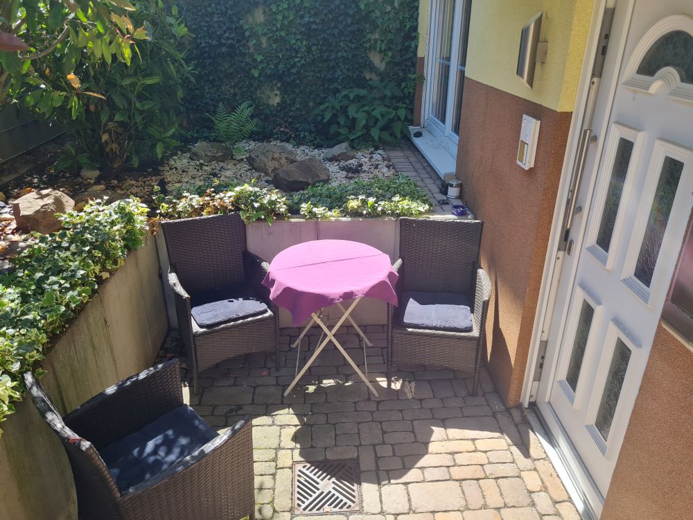 Monteurwohnung: Außenbereich mit Sitzmöglichkeit - Monteurwohnung, Monteurunterkunft - Nähe Frankfurt/Hanau