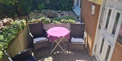 Monteurwohnung - PLZ 63538 (Deutschland) - Außenbereich mit Sitzmöglichkeit - Monteurwohnung, Monteurunterkunft - Nähe Frankfurt/Hanau