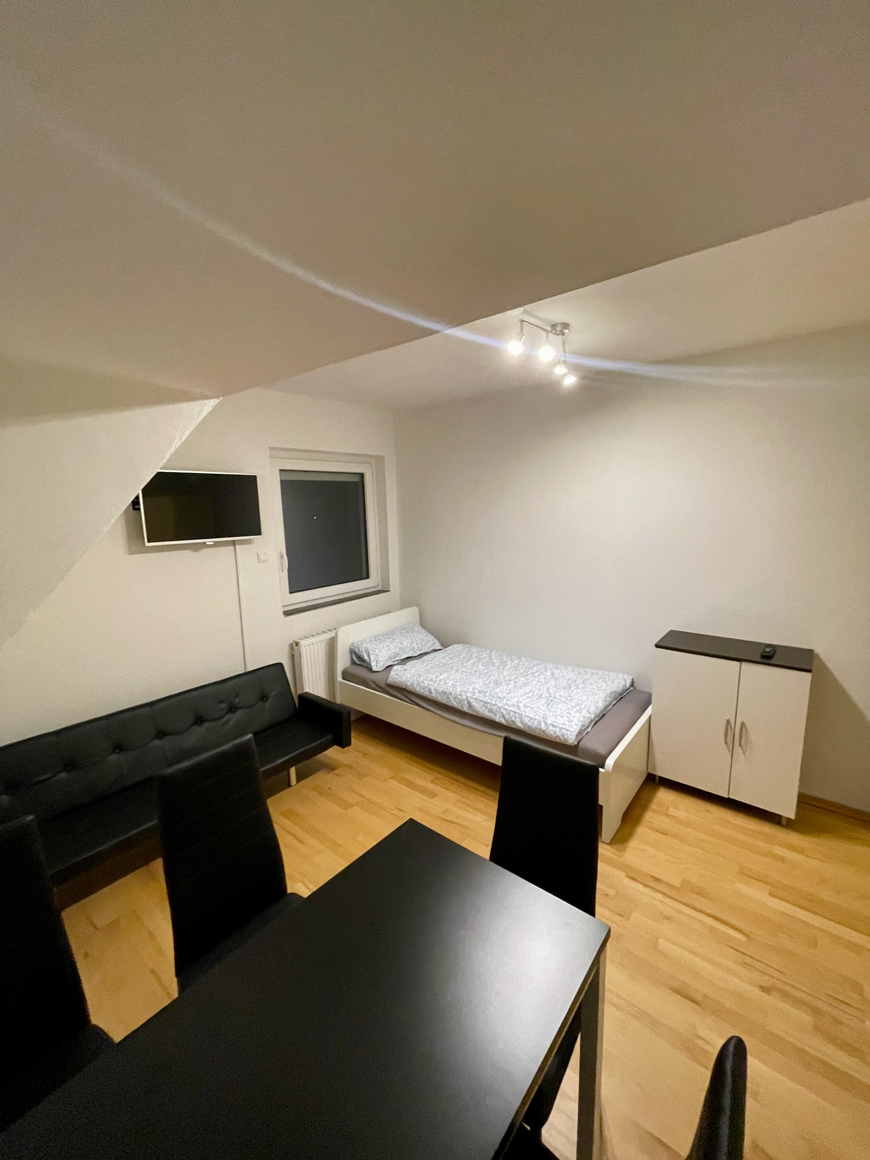 Monteurzimmer: Zimmer links - Monteurzimmer – zentral in Ratingen Ost