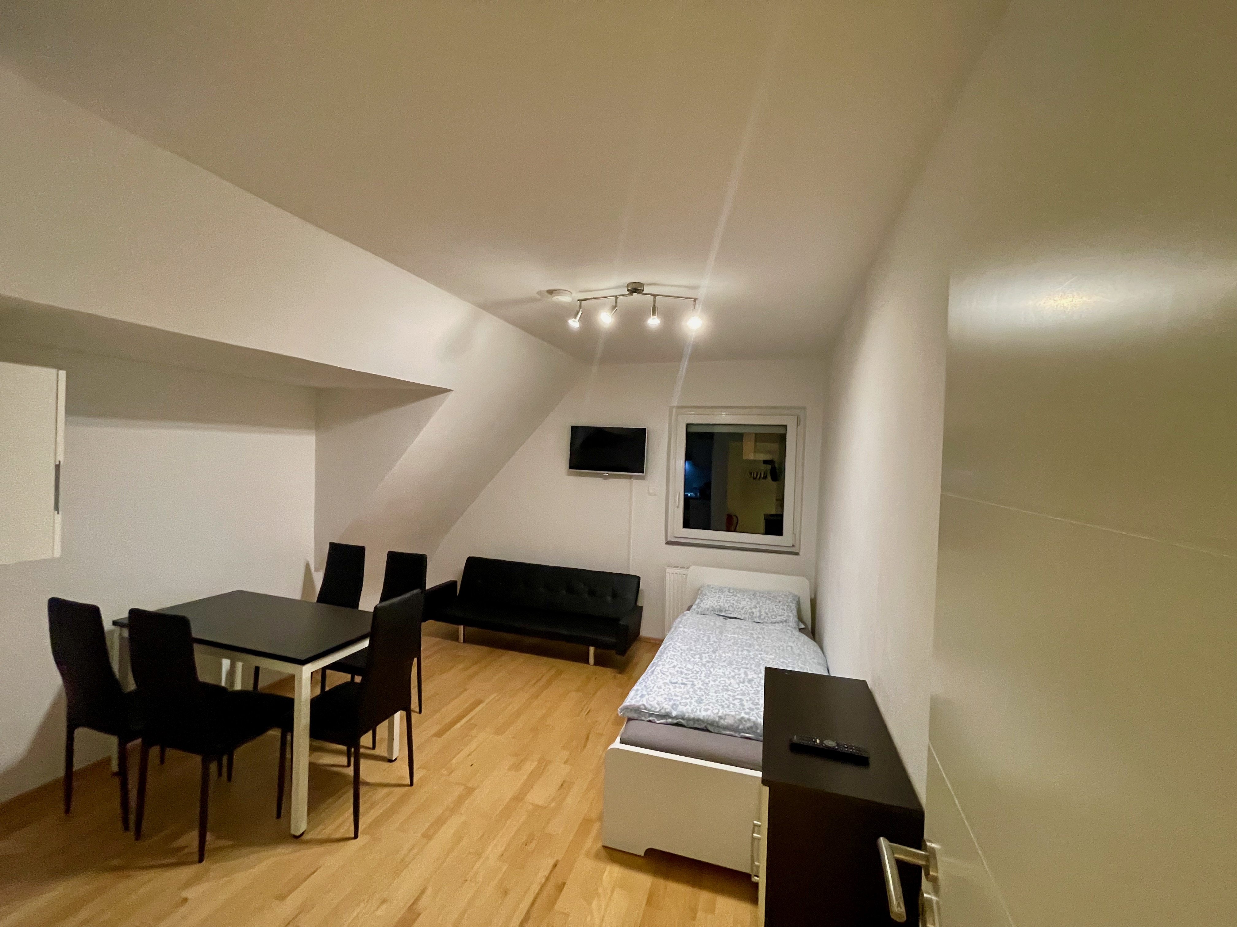 Monteurwohnung - Zimmertyp: Mehrbettzimmer - Niederrhein - Zimmer links - Monteurzimmer – zentral in Ratingen Ost