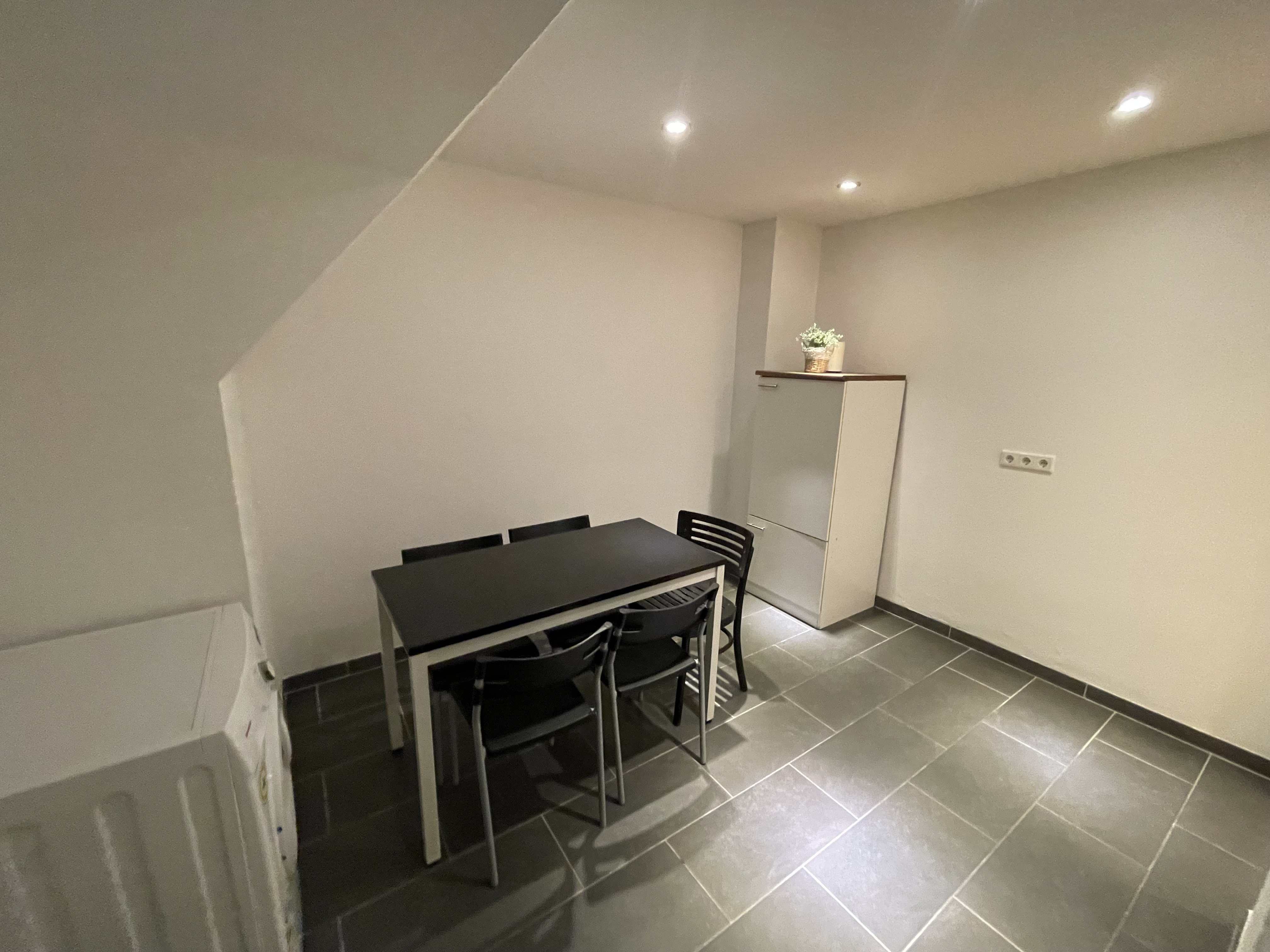 Monteurwohnung - Zimmertyp: Mehrbettzimmer - Niederrhein - Sitzbereich Küche - Möbilierte Monteurzimmer – Nähe Düsseldorf Flugh.