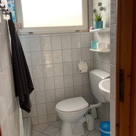 Monteurzimmer: Bad mit Dusche, WC, Waschbecken und Heizung. - Pension Lausa