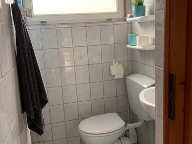 Monteurzimmer: Bad mit Dusche, WC, Waschbecken und Heizung. - Pension Lausa