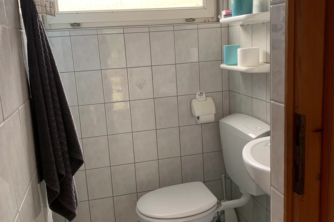 Monteurzimmer: Bad mit Dusche, WC, Waschbecken und Heizung. - Pension Lausa