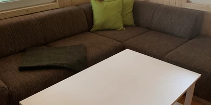 Monteurwohnung - Oschatz - Wohn- und Esszimmer mit offener Küche.
Couch, Couchtisch mit Fernseher. - Pension Lausa