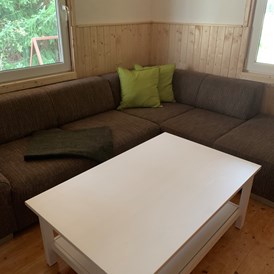 Monteurzimmer: Wohn- und Esszimmer mit offener Küche.
Couch, Couchtisch mit Fernseher. - Pension Lausa