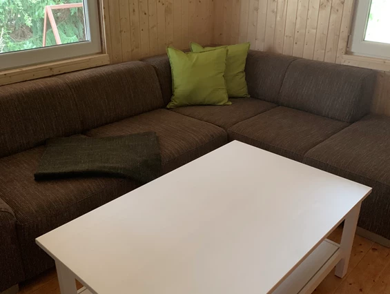 Monteurzimmer: Wohn- und Esszimmer mit offener Küche.
Couch, Couchtisch mit Fernseher. - Pension Lausa