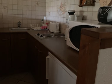 Monteurzimmer: Offene Küche, komplett ausgestattet. - Pension Lausa