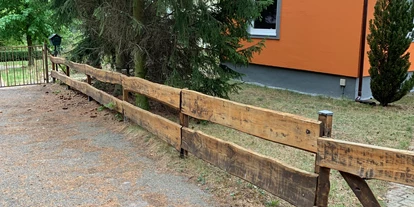 Monteurwohnung - Oschatz - Außenanlage mit vielen Parkmöglichkeiten. - Pension Lausa