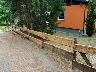 Monteurzimmer: Außenanlage mit vielen Parkmöglichkeiten. - Pension Lausa
