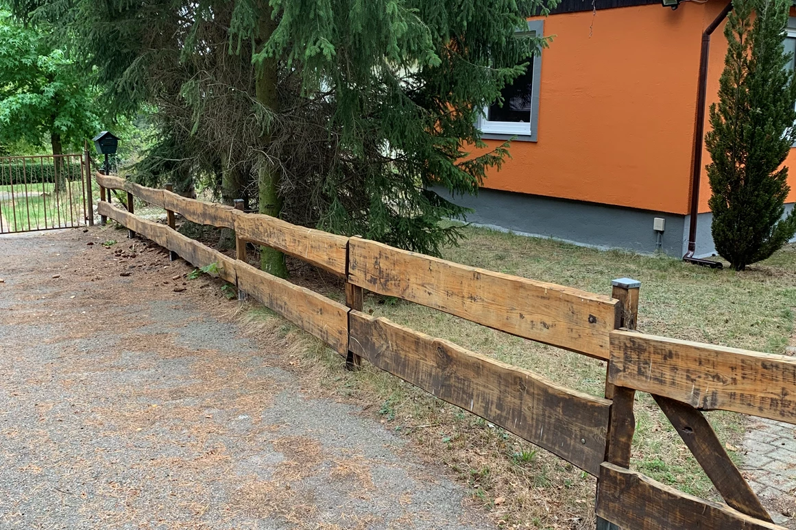 Monteurzimmer: Außenanlage mit vielen Parkmöglichkeiten. - Pension Lausa