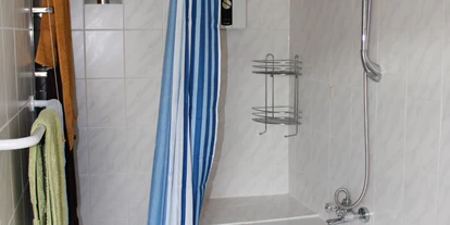 Monteurwohnung - Bettwäsche: Bettwäsche gegen Gebühr - Deutschland - Bad mit Wanne und Dusche - Pension "Eifel-Landhaus"