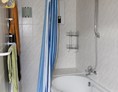 Monteurzimmer: Bad mit Wanne und Dusche - Pension "Eifel-Landhaus" 