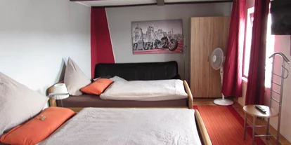 Monteurwohnung - Bettwäsche: Bettwäsche gegen Gebühr - Deutschland - Schlafzimmer mit getrennten Betten - Pension "Eifel-Landhaus"