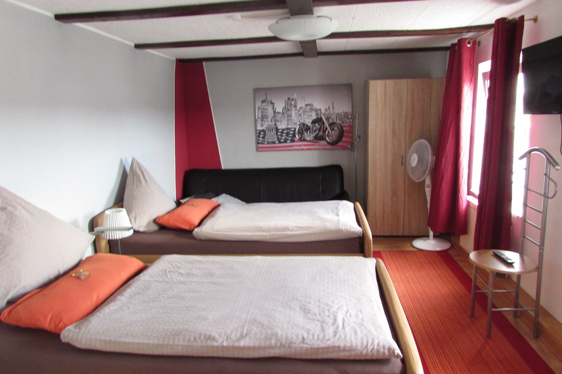 Monteurzimmer: Schlafzimmer mit getrennten Betten - Pension "Eifel-Landhaus" 