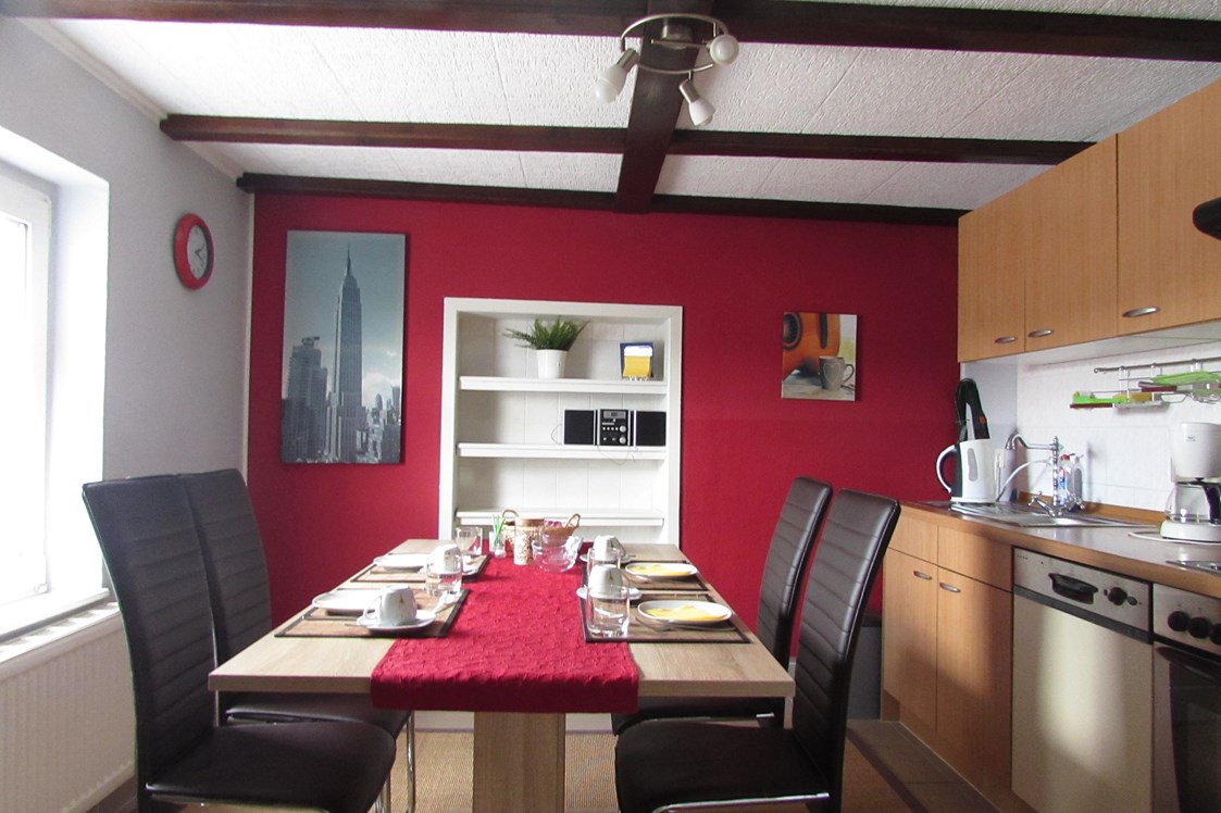Monteurzimmer: Wohnküche mit allen notwendigen E-Geräten - Pension "Eifel-Landhaus" 