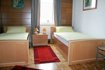 Monteurzimmer: Schlafzimmer mit getrennten Betten - Pension "Eifel-Landhaus" 