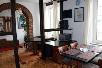 Monteurzimmer: Wohnküche mit TV - Pension "Eifel-Landhaus" 