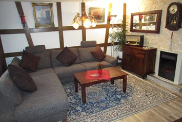 Monteurzimmer: Wohnzimmer im Ferienhaus - Pension "Eifel-Landhaus" 