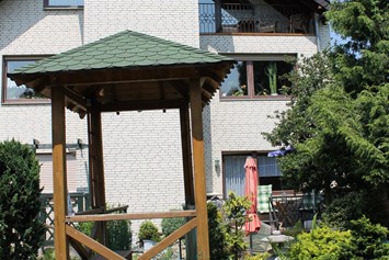 Monteurzimmer: Haus 2 mit 2 Wohneinheiten für 3 oder 4 Personen (Balkon oder Terrasse) - Pension "Eifel-Landhaus" 