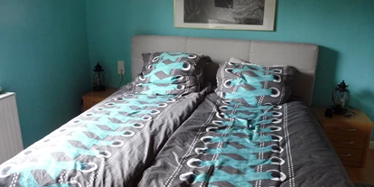 Monteurwohnung - PLZ 31319 (Deutschland) - Schlafzimmer mit Doppelbett - Alte Post/ Katholische Grundschule