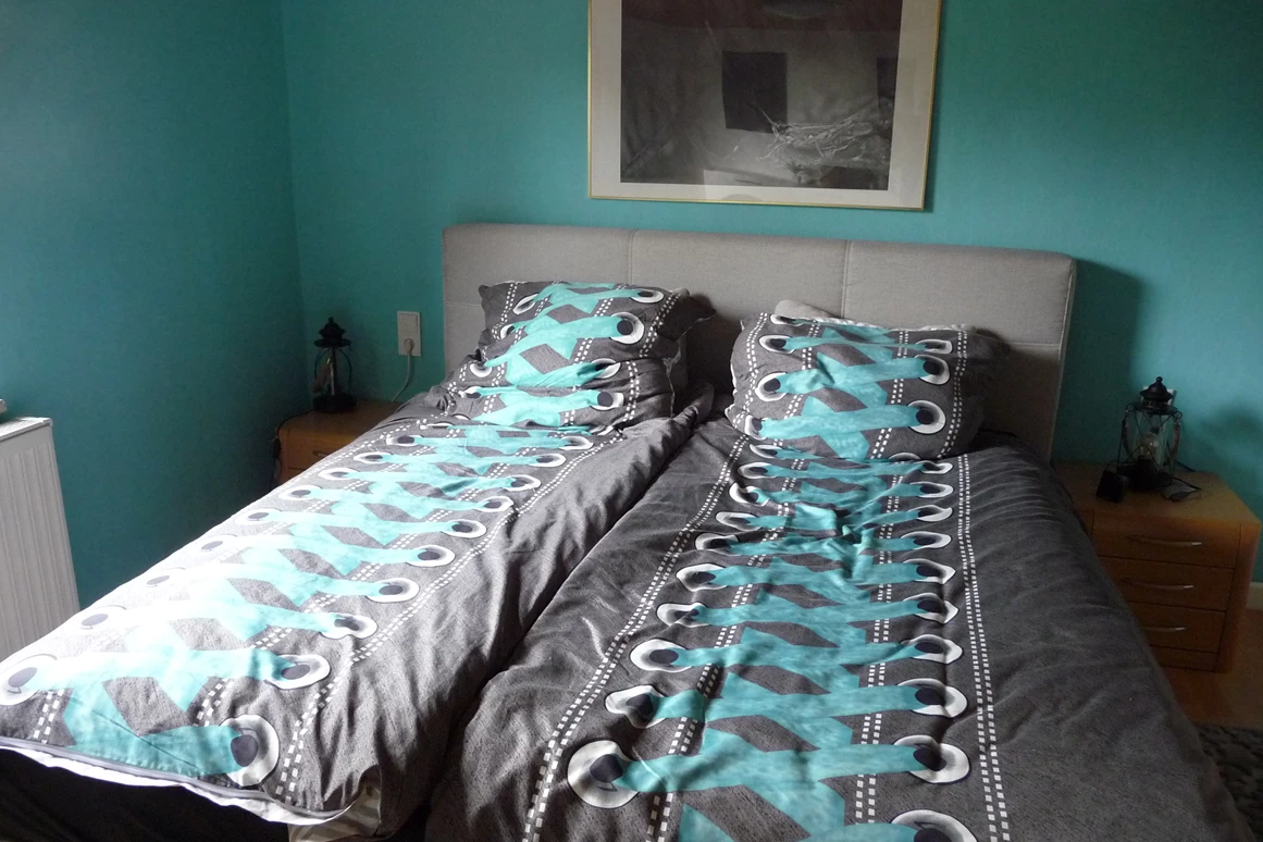 Monteurzimmer: Schlafzimmer mit Doppelbett - Alte Post/ Katholische Grundschule
