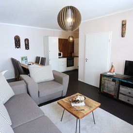Monteurzimmer: Wohnzimmer mit voll ausgestatteter Küche - City-Apartments Mühlhausen