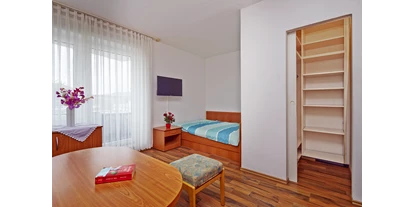Monteurwohnung - PLZ 31860 (Deutschland) - Wohn-Schlafzimmer mit Fensterfront zum Balkon - Bad Pyrmont, Dr.-Harnier-Str. 7, Single Appartement 20