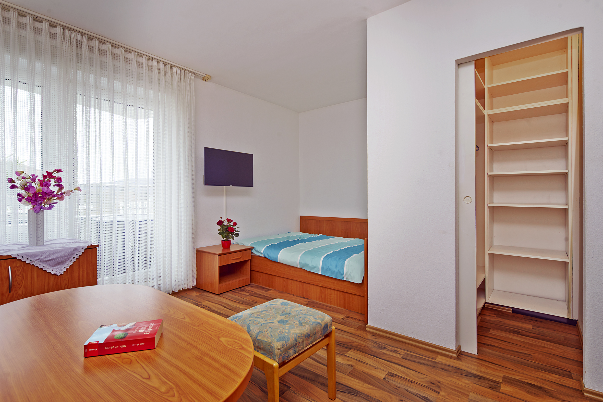 Monteurwohnung - Küche: eigene Küche - Bad Pyrmont - Wohn-Schlafraum mit Fensterfront zum Balkon - Bad Pyrmont, Dr.-Harnier-Str. 1, Single Appartement 58