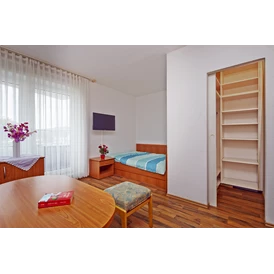 Monteurzimmer: Wohn-Schlafraum mit Fensterfront zum Balkon - Bad Pyrmont, Dr.-Harnier-Str. 1, Single Appartement 37
